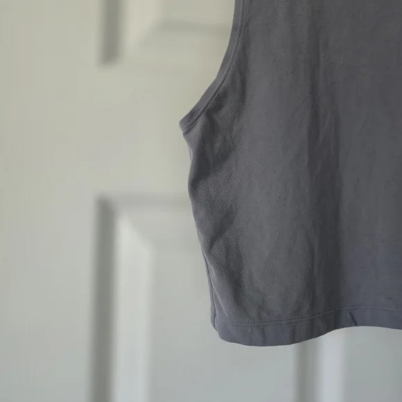 ARITZIA TNA Women's Gray Sleeveless Tank. - Picture 4 of 6